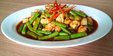 Kip in rode Thaise curry - Pad Prik Khing