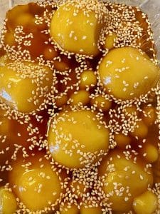 Vanka-Kawat witte sesamzaadjes gerecht kleefrijstmeel bal met water en suiker binnenkant bal yellow mung bean